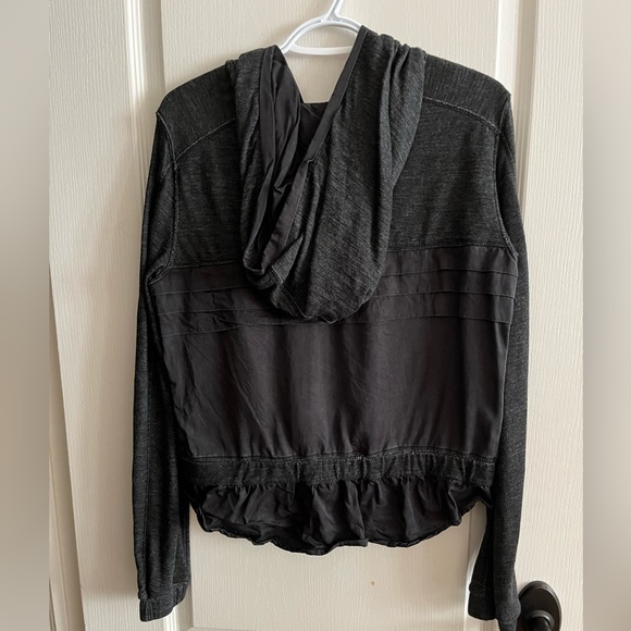 Lululemon cropped ruffle back two material sweater - Picture 4 of 4